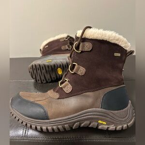 UGG Australia Ostrander Women Round Toe Leather Winter Boots Size 11